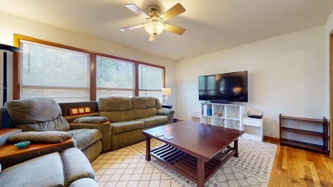 Building Photo - 1222 Thomas Dr