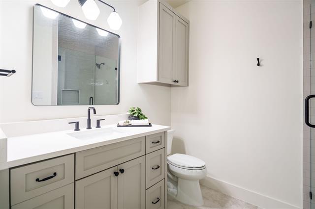 Building Photo - 5836 Kenwood Ave