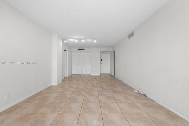 Building Photo - 3401 N Country Club Dr