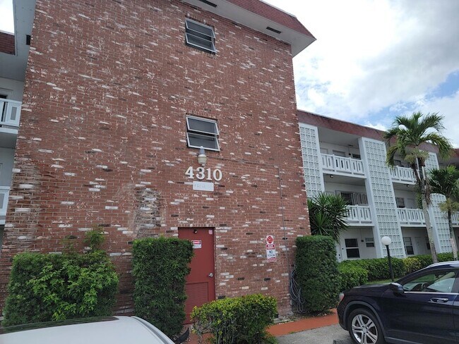 Building Photo - 4310 NW 12th Ct