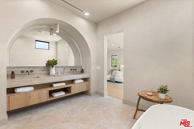 Building Photo - 11748 La Maida St