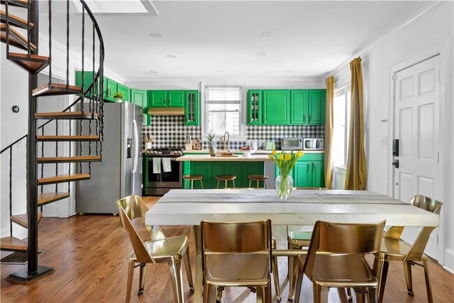 Building Photo - 720 Mollie St SE