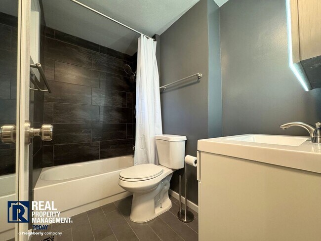 Building Photo - Beautifully Updated 3 Bedroom Rambler!