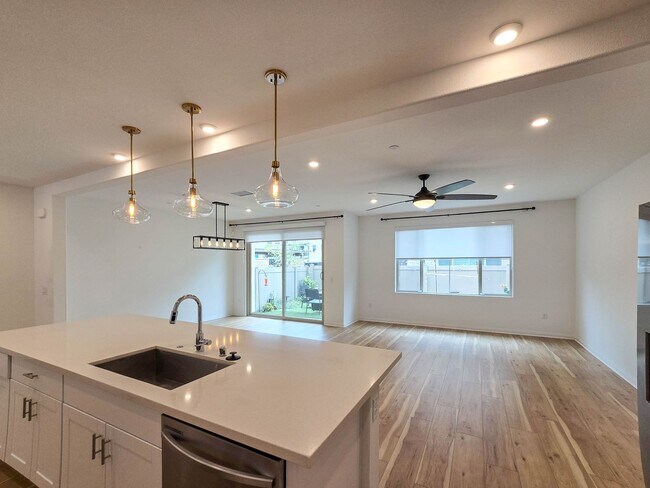 Building Photo - Highly upgraded townhome in Carlsbad