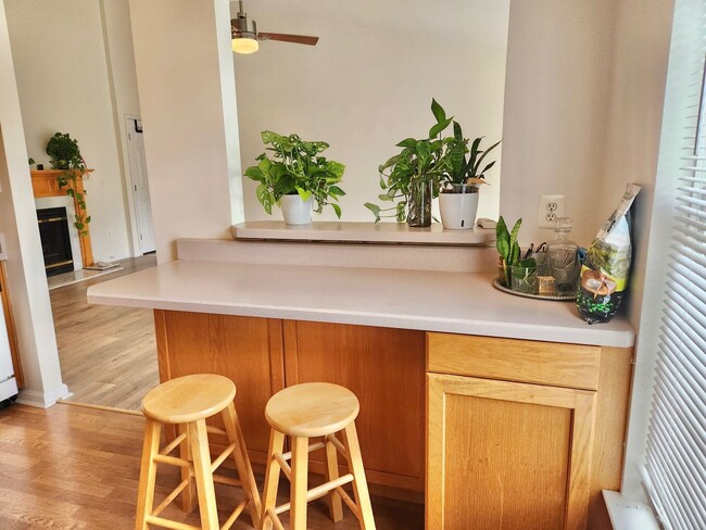 Building Photo - Bright Condo in Convenient Location