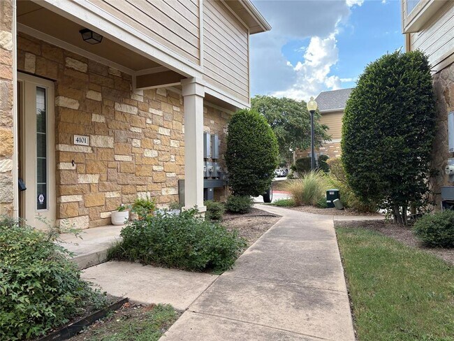 Building Photo - 16100 S Great Oaks Dr