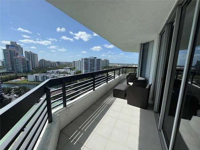 Building Photo - 3500 Mystic Pointe Dr