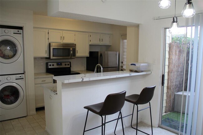 Building Photo - 11201 Lynbrook Dr