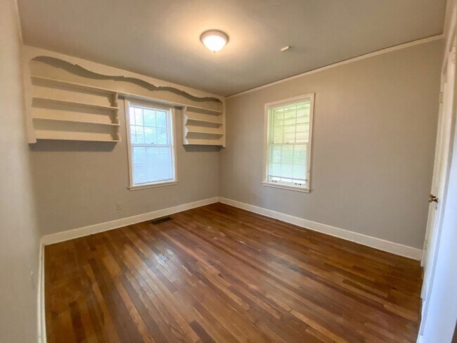 Building Photo - 3 bed, 1 bath by the University of Memphis