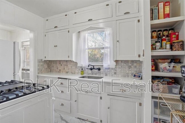 Building Photo - 1915 Clover Ln