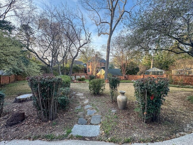 Building Photo - Stunning 4 Bed 4 Bath Haymount Home