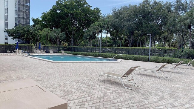 Building Photo - 3301 N Country Club Dr
