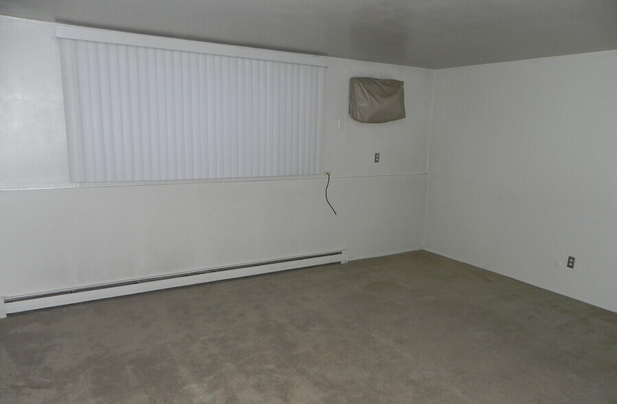 Building Photo - 125 Twin Oaks Dr