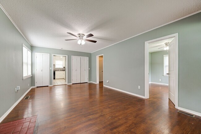 Building Photo - Super Cute Brick Home in Uptown OKC!