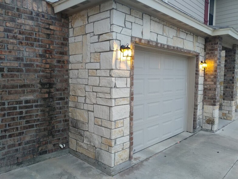 Building Photo - 422 Stone Drive