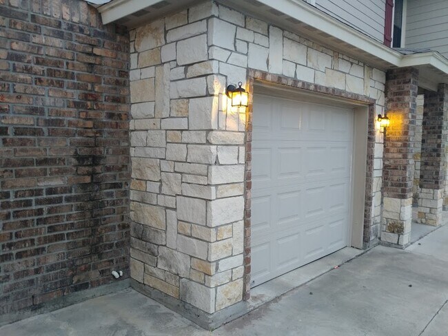 Building Photo - 422 Stone Drive