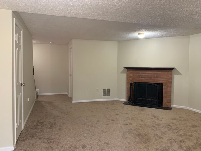 Building Photo - Spacious 3 Level Townhouse Backs to Trees