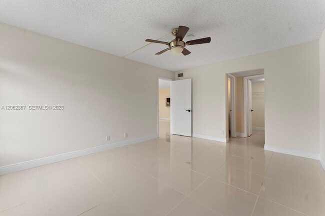 Building Photo - 430 Commodore Dr