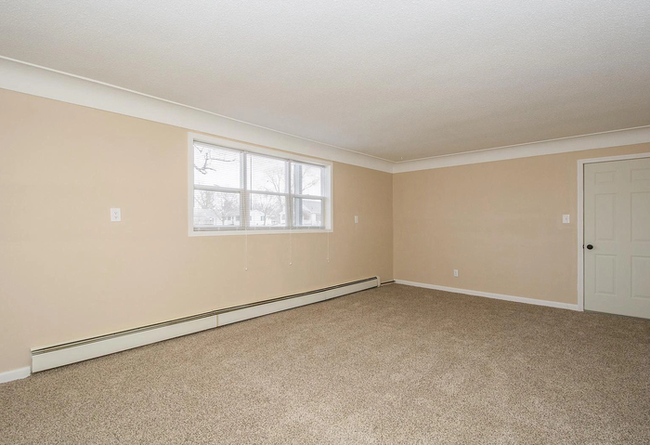 Building Photo - Spacious 3 Bedroom Garden Level Duplex