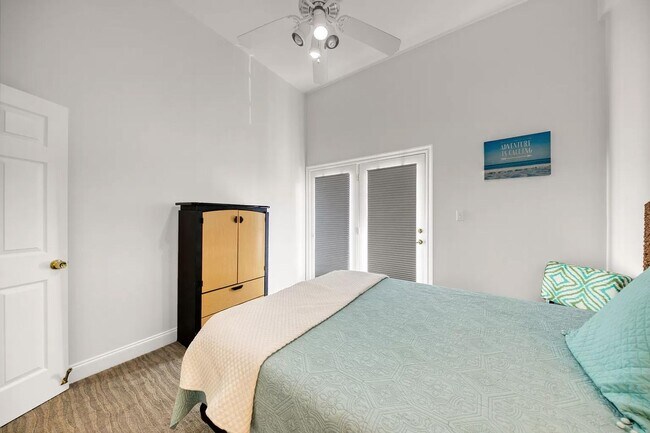Building Photo - Fully furnished 3-Bedroom in The Plaza of Destin
