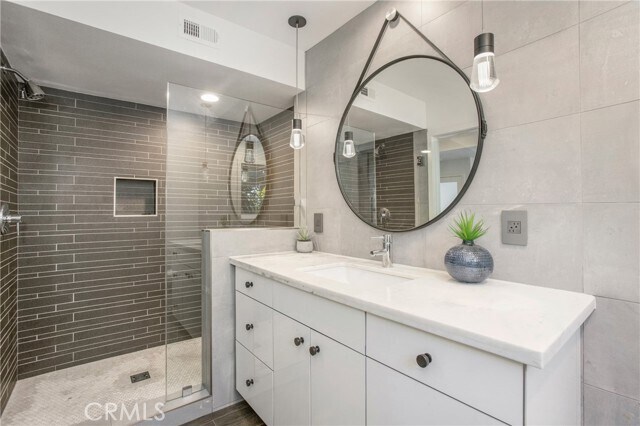 Building Photo - 546 Temple Hills Dr