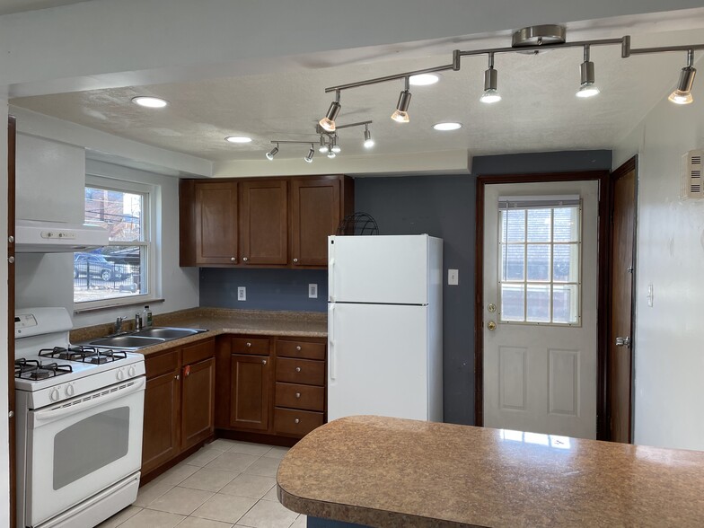 Building Photo - 206 Whipple St