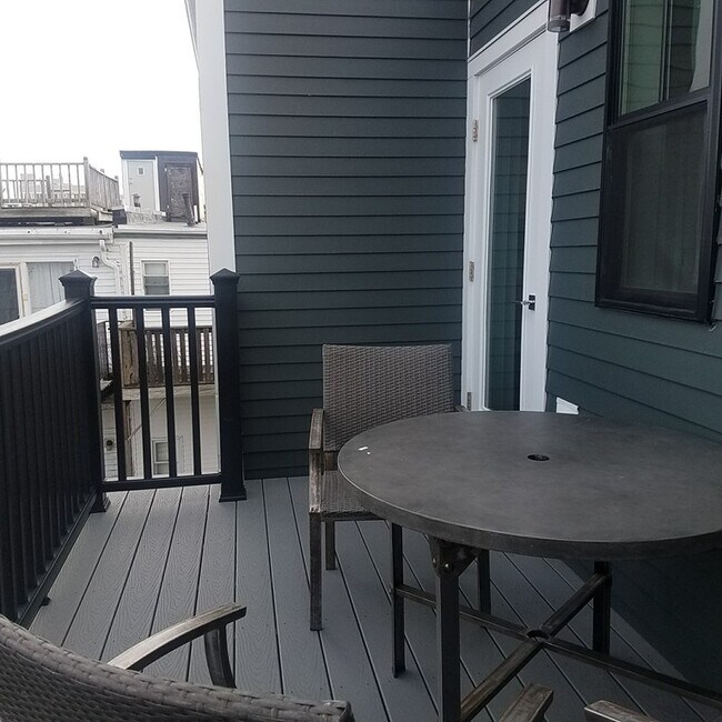 Building Photo - 230 Bowen St