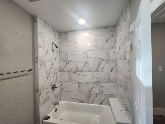 Building Photo - Bright & Updated 3-Bedroom Upper Unit All Utilities Included!