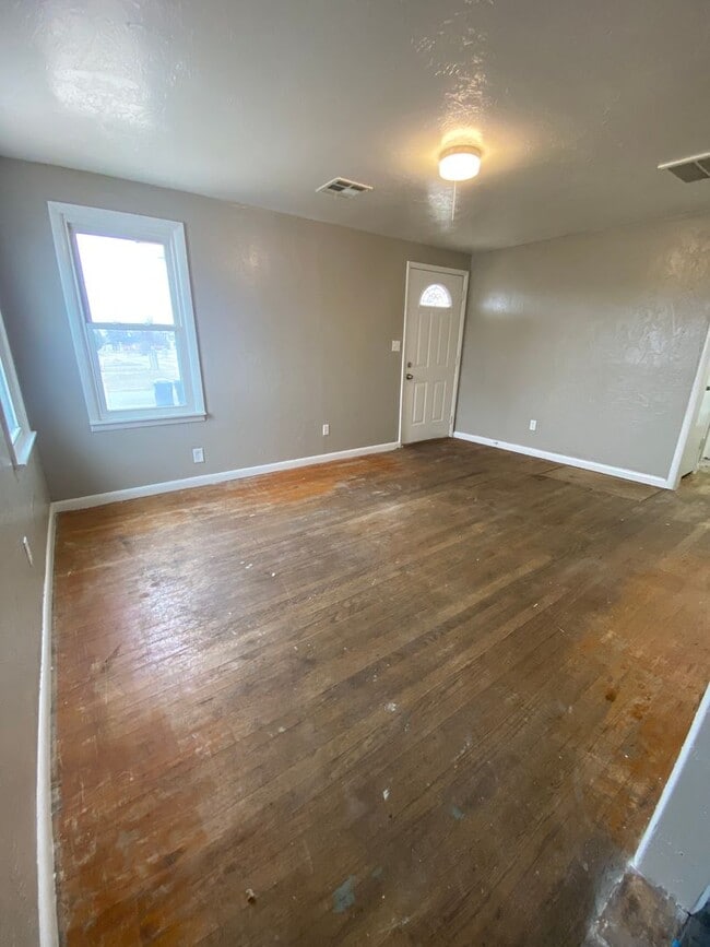 Building Photo - Spacious 3 Bedroom House