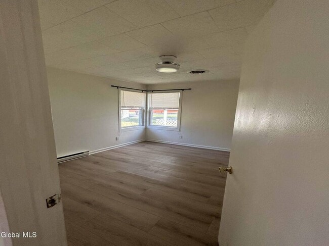 Building Photo - 10 Grove Pl