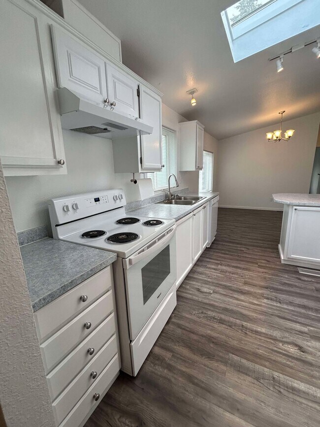 Building Photo - 8743 Whitewood Loop SE