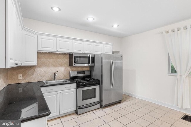 Building Photo - 2734 Edgemont St