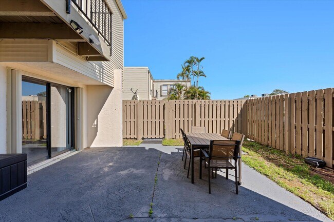 Building Photo - 1596 Shaker Cir