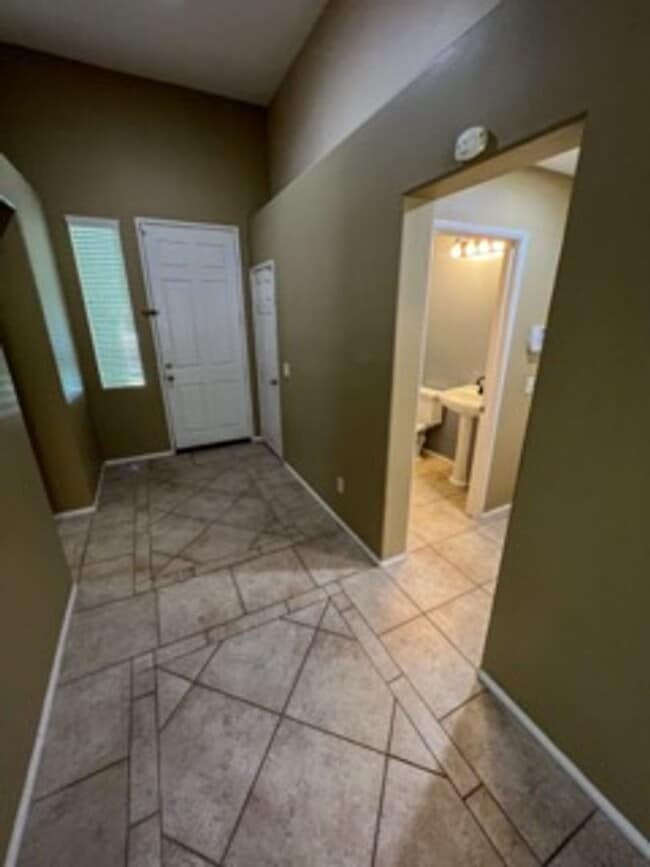 Building Photo - Stunning 2 bedroom Single-Story Home on Me...