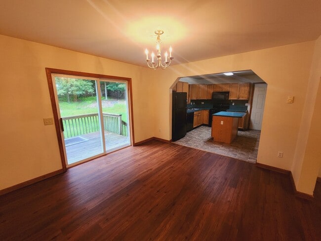 Building Photo - Wonderful 3 bedroom 2.5 bath home w/garage