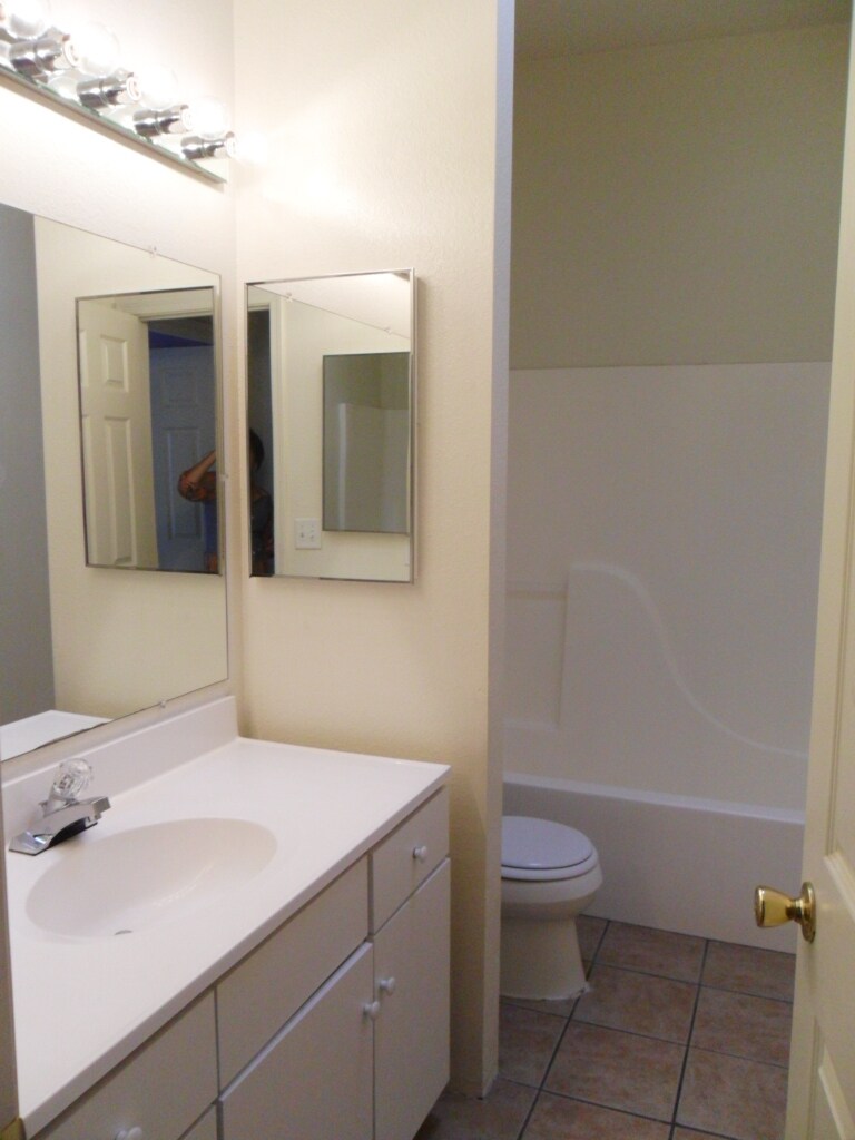 Large bathrooms - 738 E Elm St