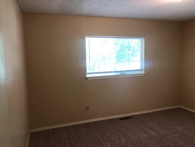 Building Photo - 3 Bedroom Duplex in Hollister