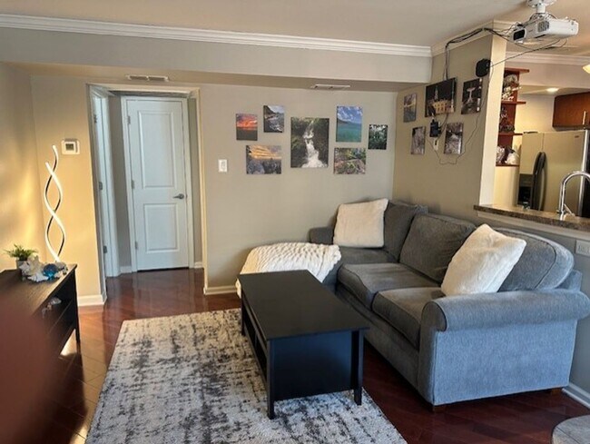 Building Photo - COMING SOON! Attractive Condo, Lots of Upgrades! Walk to UK! W/D, Off-Street Parking