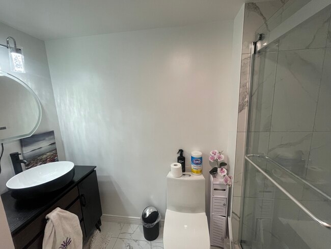 Building Photo - 3075 Hawthorne Dr NE