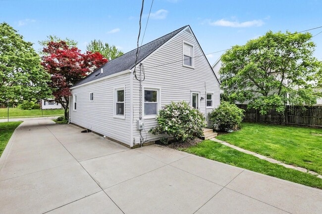 Building Photo - 2799 Brandon Rd