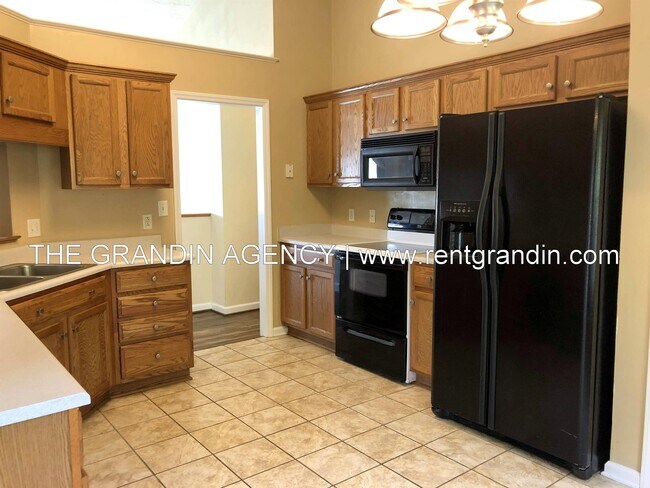 Building Photo - 1811 Meadows Ct