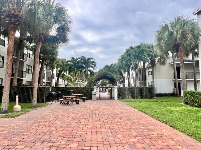 Building Photo - 724 Executive Center Dr