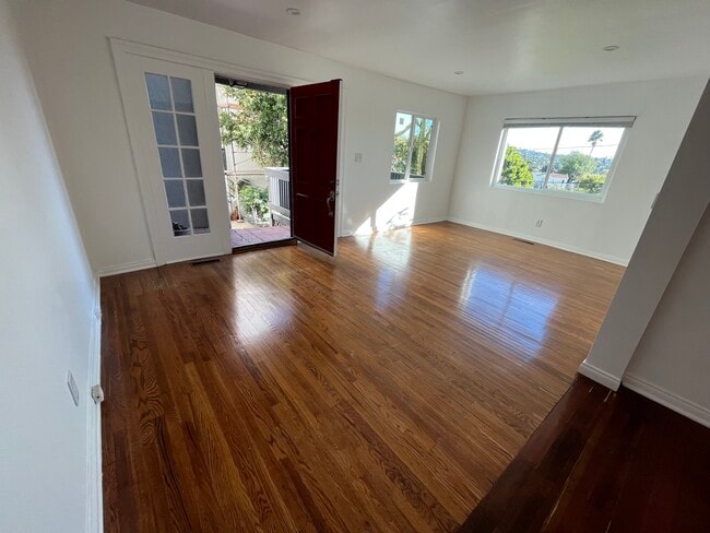 living room - 934 Micheltorena St