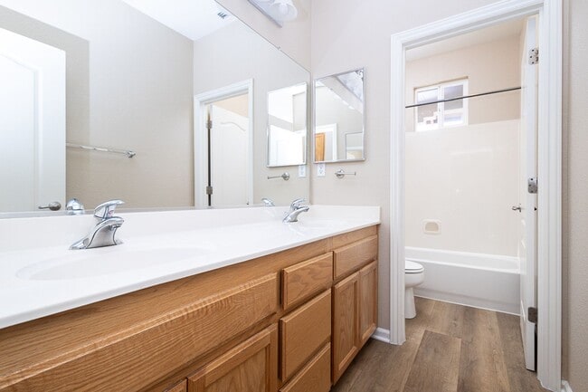 Building Photo - Spacious Folsom Parkway Home Near The Back...