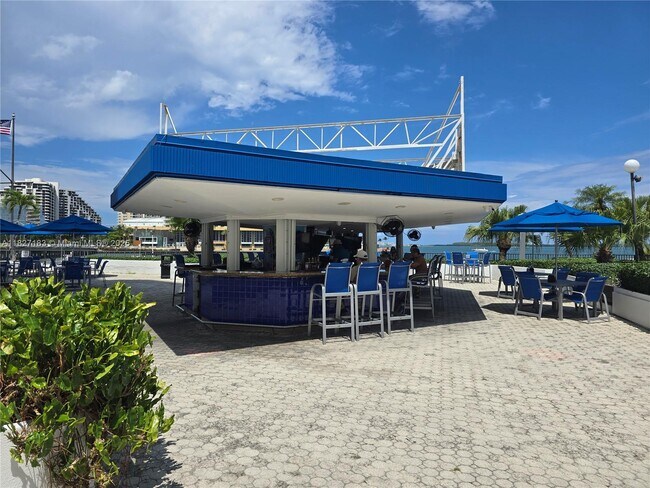 Building Photo - 999 Brickell Bay Dr