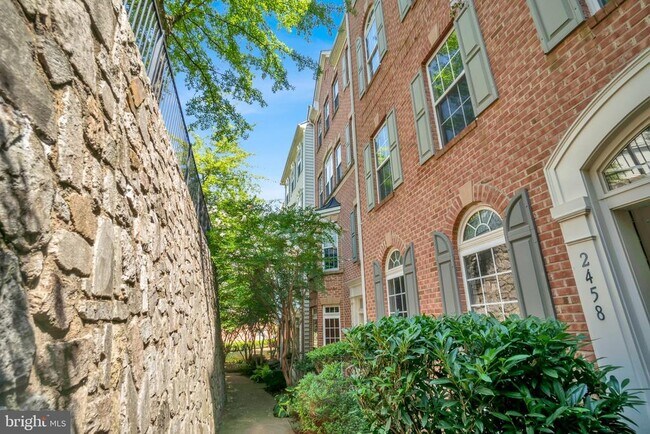 Building Photo - 2460 Eastbourne Dr