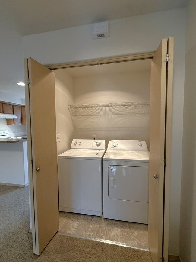 Building Photo - 3 Story ~ 3 Bed/3 Bath Townhome in Parkview Village!
