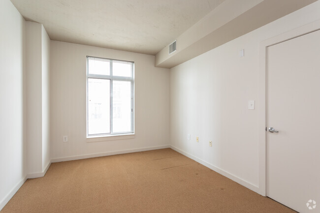 1BR, 1BA - 652 SF - Park Triangle