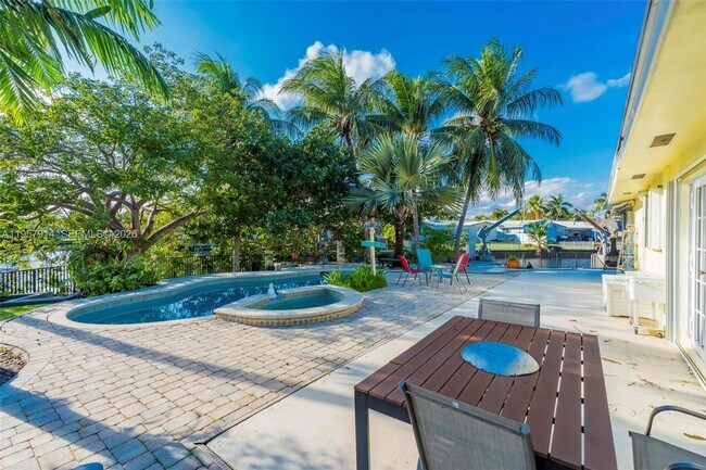 Building Photo - 1600 N 28th Ct