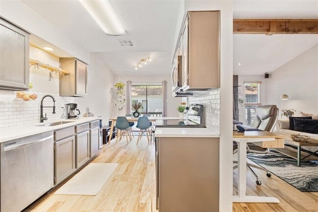 Building Photo - 5602 Woodrow Ave